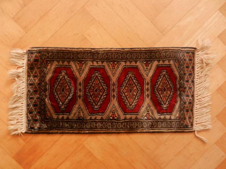 Mooi perzisch oosters tapijt zijde rood en beige 32x62 cm., Huis en Inrichting, Stoffering | Tapijten en Kleden, Zo goed als nieuw