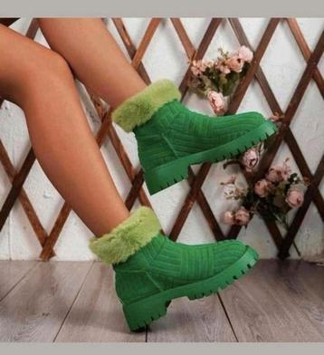 Mooi fluffy laarsje maat 37. Binnenzool 24.3 cm. Nieuw  beschikbaar voor biedingen