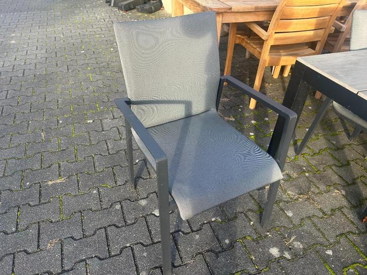 Tuinstoel met zachte zitting | black en grey | Showroommodel, Tuin en Terras, Tuinstoelen, Zo goed als nieuw, Stapelbaar, Ophalen of Verzenden