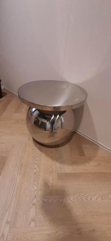 Zilverkleurige tafel te koop beschikbaar voor biedingen