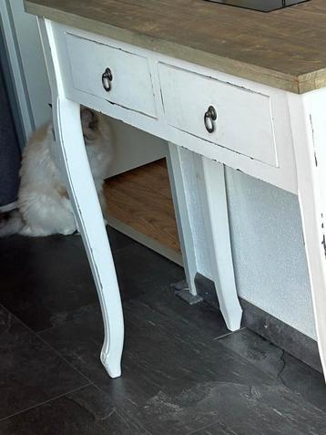 Smal tafeltje beschikbaar voor biedingen