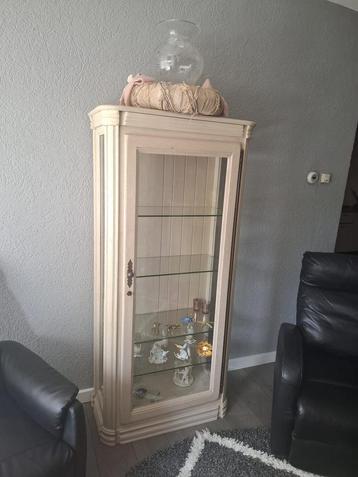 Vitrine kast beschikbaar voor biedingen