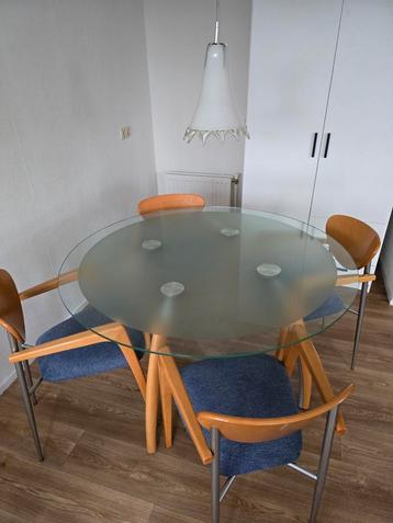 Ronde glazen tafel met 4 stoelen  beschikbaar voor biedingen
