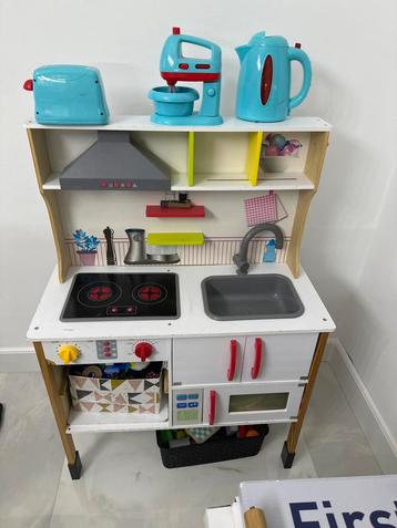 Speelgoedkeuken met accessoires! beschikbaar voor biedingen