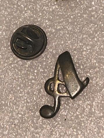 Muziek noot pin beschikbaar voor biedingen