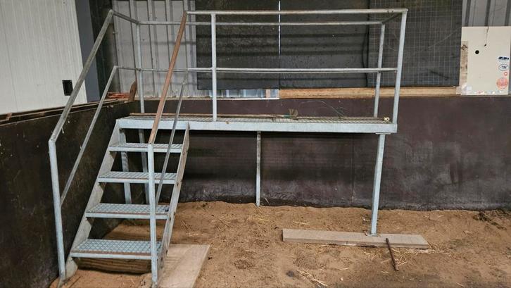 Stalen Gegalvaniseerd Bordes met Trap, Doe-het-zelf en Verbouw, Werkbanken, Ophalen