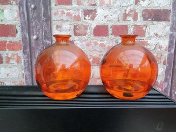 Oranje glazen olielampen beschikbaar voor biedingen