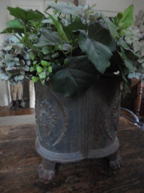 antieke POT met LEEUWENPOTEN +oud BLAUWE stoffen HORTENSIA'S, Antiek en Kunst, Antiek | Woonaccessoires, Ophalen