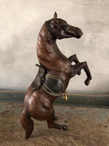 Vintage groot leren steigerend paard jaren 1960-1970 beschikbaar voor biedingen