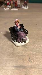 Lemax vrouw trekt schaatsen aan, Diversen, Kerst, Ophalen of Verzenden, Zo goed als nieuw