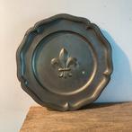 Tinnen Bord met Franse Lelie - Vintage 23cm Tin Lood Decorat, Antiek en Kunst, Antiek | Tin, Ophalen of Verzenden