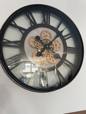Stoere industriële klok beschikbaar voor biedingen