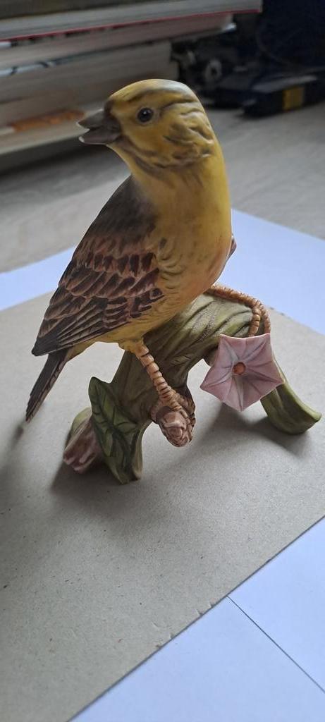 Hummel beeldje van de Geelgors 1999, Verzamelen, Beelden en Beeldjes, Zo goed als nieuw, Hummel, Ophalen of Verzenden