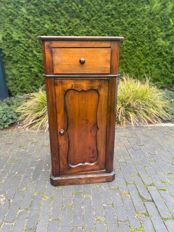 Vintage Massief kastje met lade beschikbaar voor biedingen