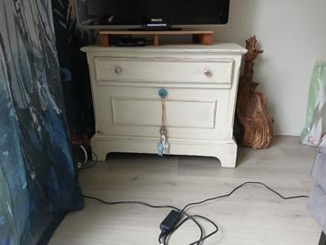 Antiek Look TV Kastje beschikbaar voor biedingen