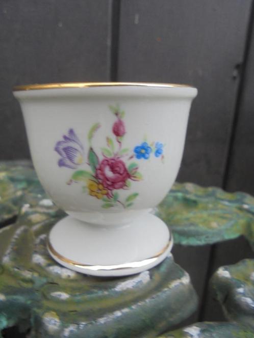 Eierdopje met bloemboeket / roze roosjes en gouden bies, Antiek en Kunst, Antiek | Servies los, Ophalen of Verzenden