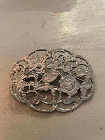 Vintage zilverkleur jugendstil bloem gegraveerd grote broche beschikbaar voor biedingen