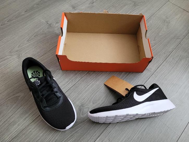 NIKE Tanjun maat 40,5 (7,5) *nieuw* ~ TH1430, Kleding | Heren, Schoenen, Nieuw, Sneakers of Gympen, Zwart, Ophalen of Verzenden