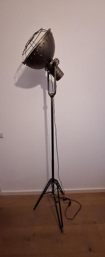 Lamp, staande lamp beschikbaar voor biedingen