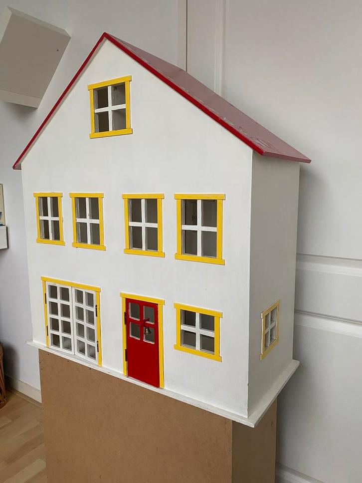 Zelfgemaakt poppenhuis met meubels & poppen, Kinderen en Baby's, Speelgoed | Poppenhuizen, Gebruikt, Poppenhuis, Ophalen
