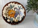 Wandbord van Gouds plateel met bloem-decor, Ophalen