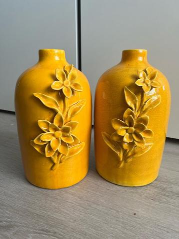 2 leuke vazen / oker geel / retro vintage / 28 cm beschikbaar voor biedingen