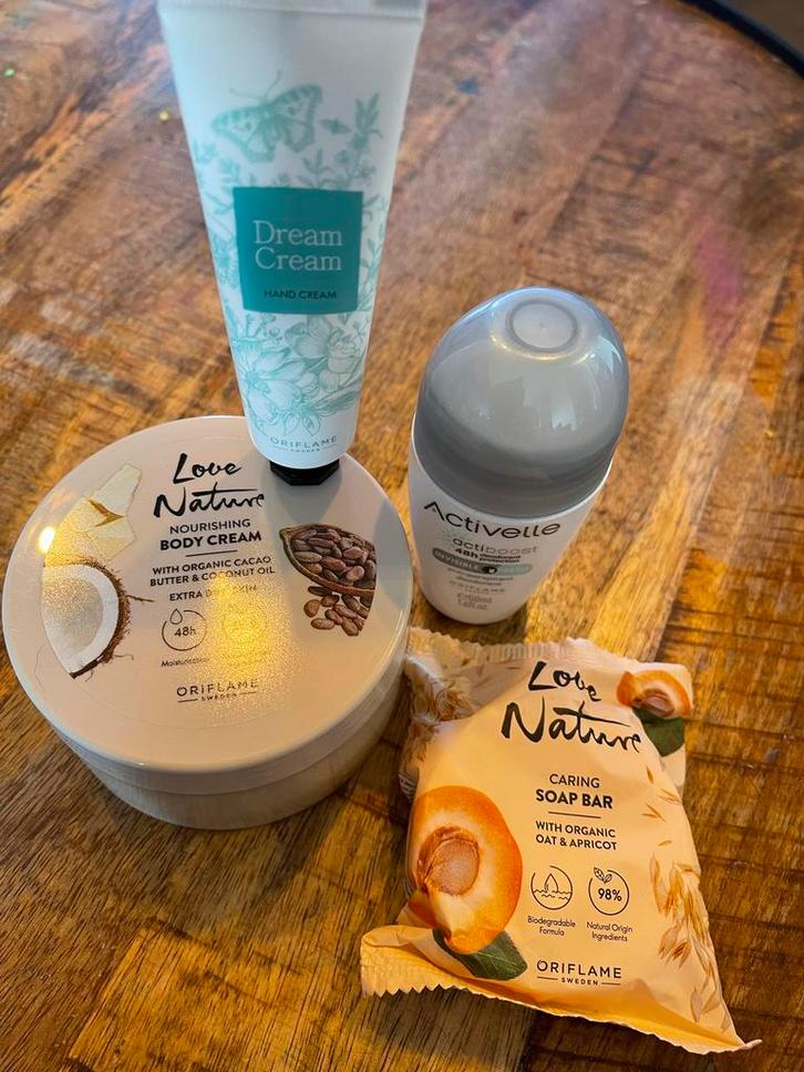 Oriflame Set - Handcrème, Bodycrème, Zeep & Deodorant, Sieraden, Tassen en Uiterlijk, Uiterlijk | Cosmetica en Make-up, Zo goed als nieuw