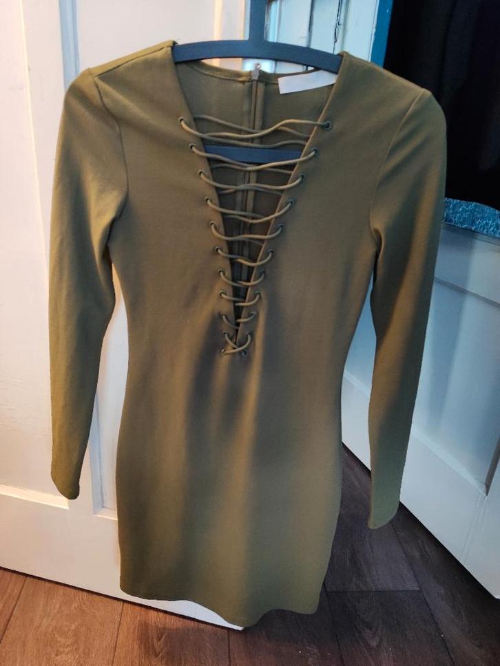 Leger groen jurkje met touwtjes, Kleding | Dames, Jurken, Zo goed als nieuw, Maat 36 (S), Groen, Boven de knie, Ophalen of Verzenden