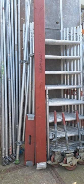 Te koop aluminium rolsteiger 80 cm brede frames 8.20 werkhoo, Doe-het-zelf en Verbouw, Steigers, Zo goed als nieuw, Rolsteiger of Kamersteiger