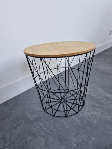 Opbergmand met houten deksel. beschikbaar voor biedingen