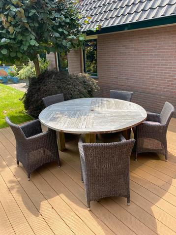 Puurteak tafel + 5 stoelen + 5 kussens beschikbaar voor biedingen