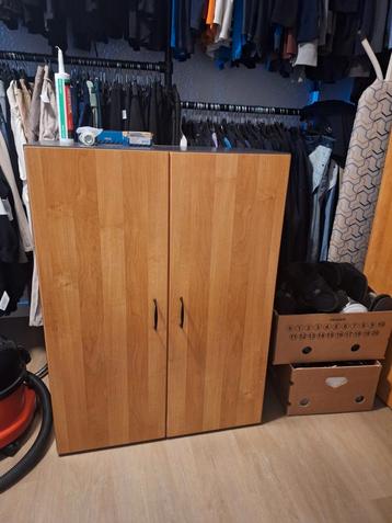 2 Kantoor kasten met planken beschikbaar voor biedingen