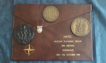 NATO Memorabilia  Opbergmap en penningen (1981/82) zeldzaam! beschikbaar voor biedingen