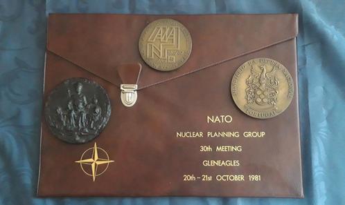 NATO Memorabilia  Opbergmap en penningen (1981/82) zeldzaam!, Verzamelen, Militaria | Algemeen, Landmacht, Nederland, Ophalen of Verzenden
