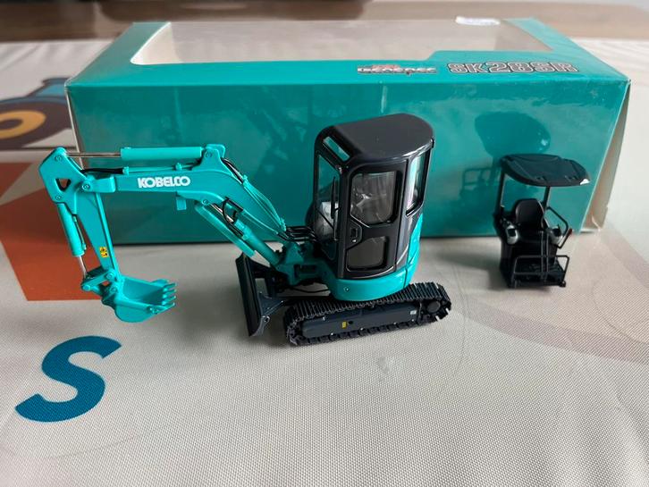 Kobelco SK 28 SR minigraver nieuw in doos met canopy los, Hobby en Vrije tijd, Modelauto's | 1:32, Nieuw, Tractor of Landbouw