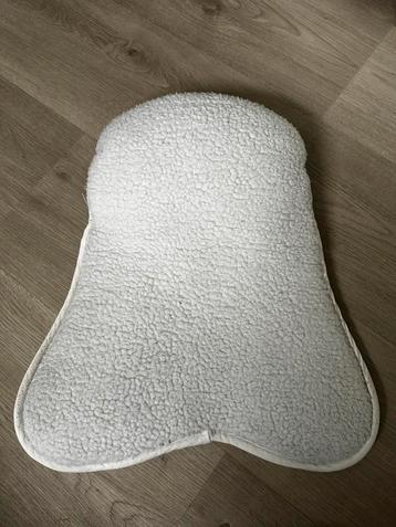 Zadelzitting/ bontje op zadel wit beschikbaar voor biedingen