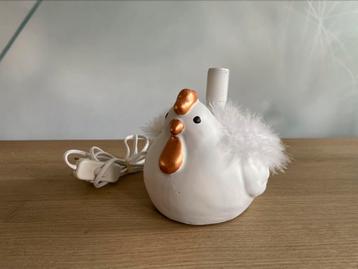 Schattige gerestylde kippenlamp beschikbaar voor biedingen
