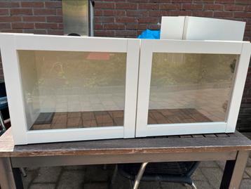 Opzetkast billy wit met 2 Oxberg vitrinedeuren