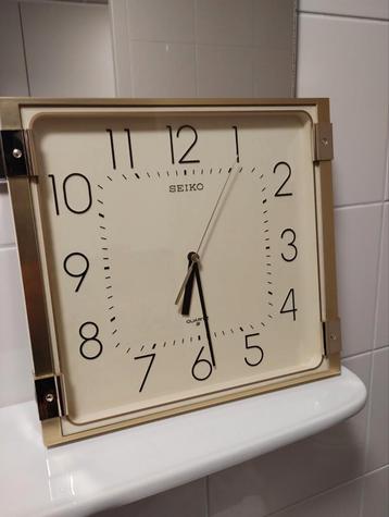 Vintage jaren zeventig Seiko quartz wandklok beschikbaar voor biedingen