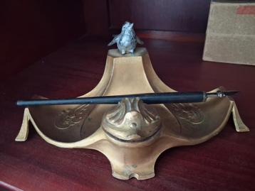 Antieke Art Nouveau Inkthouder met Vogel beschikbaar voor biedingen