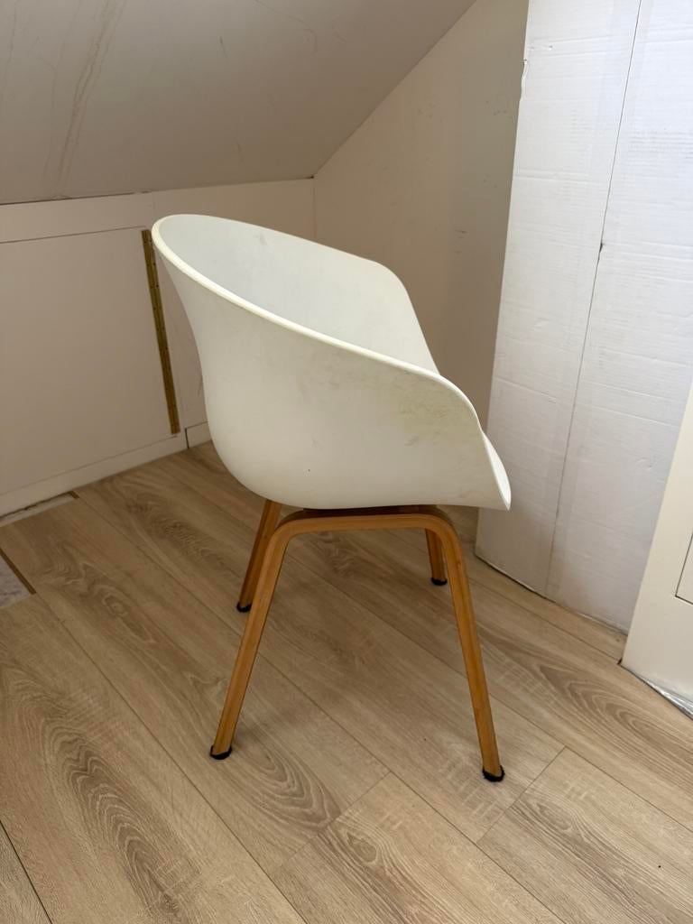 HAY stoelen AAC 22 (wit met eikenpoot), Huis en Inrichting, Ophalen, Gebruikt, Wit, Vier