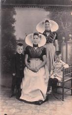 Zeeland FOTOKAART - Vrouwen in klederdracht m. kinderen, Ophalen of Verzenden, 1920 tot 1940, Ongelopen, Zeeland