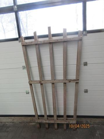 2 Oude vintage klimplantenrekken van hout V-vorm beschikbaar voor biedingen