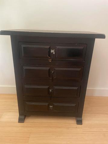 Houten ladekastje beschikbaar voor biedingen