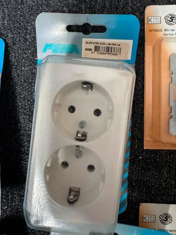 Wandcontactdozen, Schakelaars & Afdekplaten - Nieuw beschikbaar voor biedingen