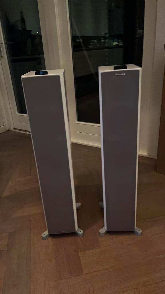 Mooie witte dynaudio xeo 6 met hub, Audio, Tv en Foto, Luidsprekers, Zo goed als nieuw, Front, Rear of Stereo speakers, 120 watt of meer
