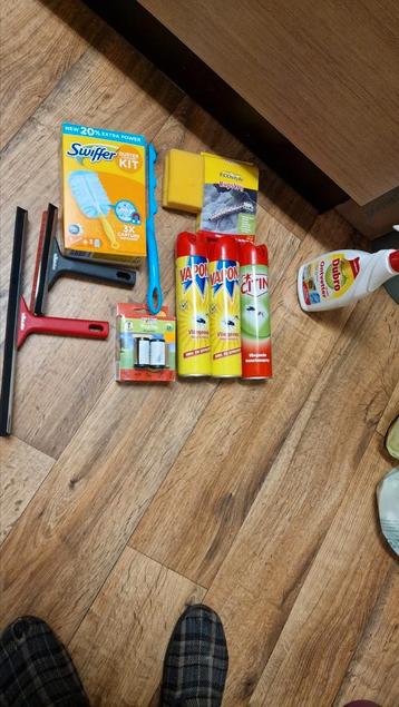 insectenspray, swiffer, trekker, schaar beschikbaar voor biedingen