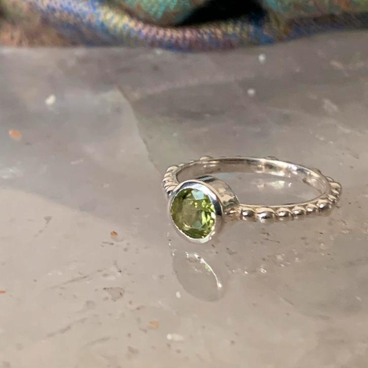 Peridoot olivijn beschermt groei & transformatie uniek SALE, Sieraden, Tassen en Uiterlijk, Ringen, Nieuw, Dame of Heer, 17 tot 18