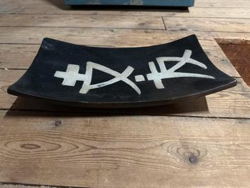 Decoratieve zwarte schaal met wit motief beschikbaar voor biedingen