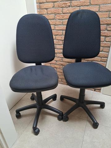 2 bureaustoelen, zwart met blauwe spikkels, ook los te koop beschikbaar voor biedingen